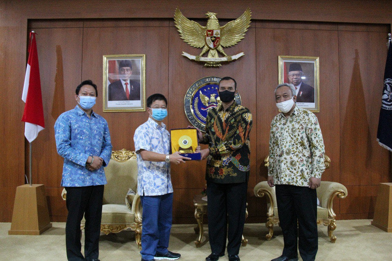 Porno nasos video: pompalanadigan va becerdin, xoroz va mushuk Erotika kirlarni balkonga osib qoyadi