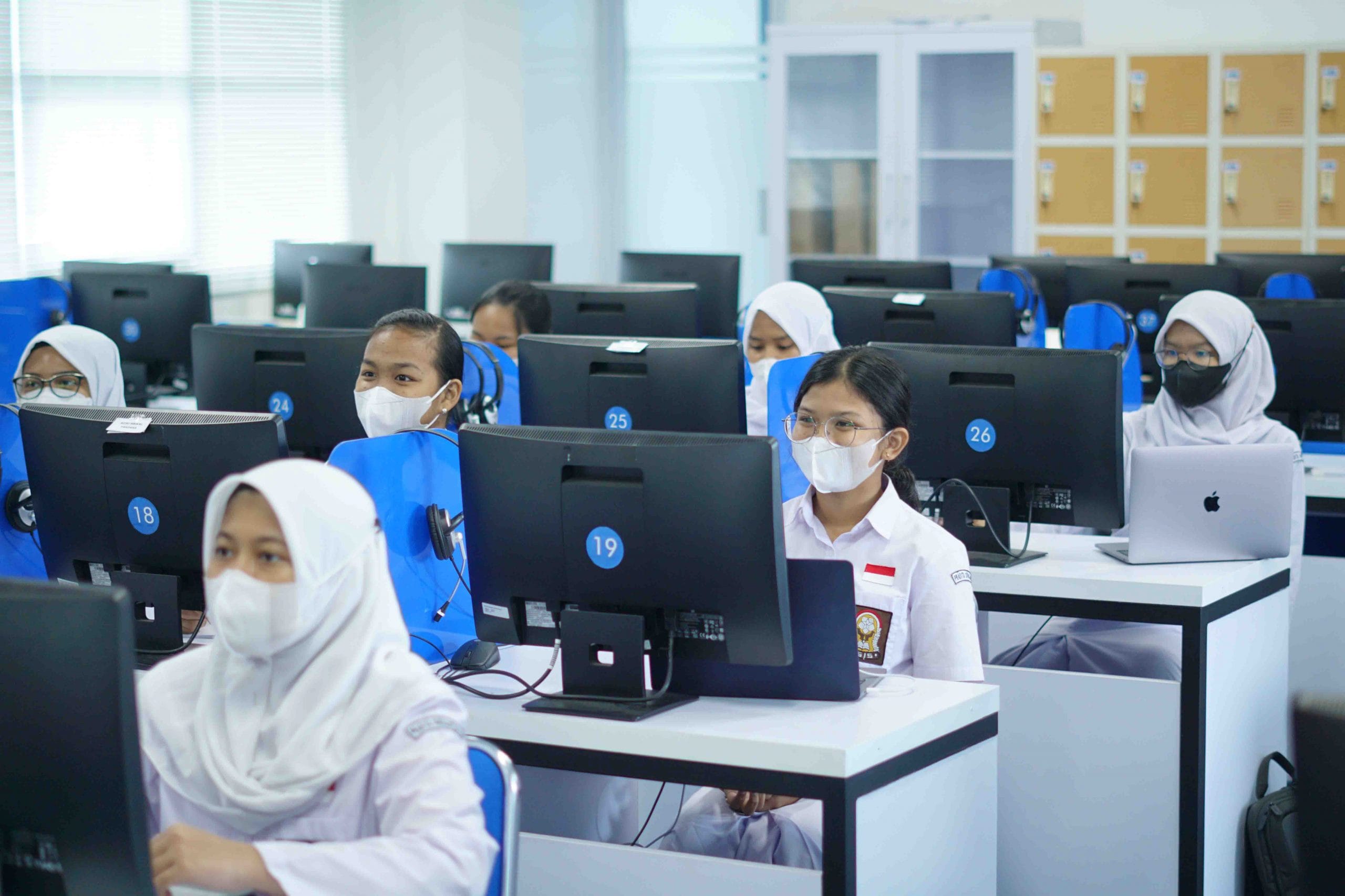 kegiatan di laboratorium bahasa sma pradita dirgantara SMA Pradita